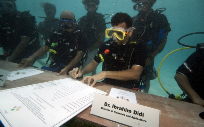 صورة المسئولين المالديفيين أثناء توقيعهم وثيقة تدعو الى الحد من أسباب التغيرات المناخية أسفل مياه المحيط