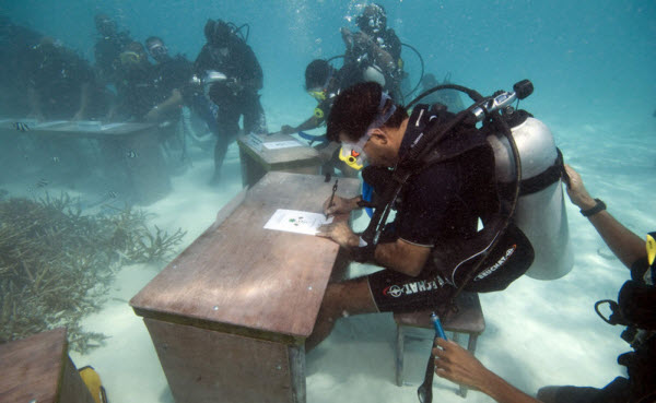 المسئولين المالديفيين خلال توقيعهم على وثيقة الحد من انبعاثات ثانى اكسيد الكربون تحت مياه المحيط