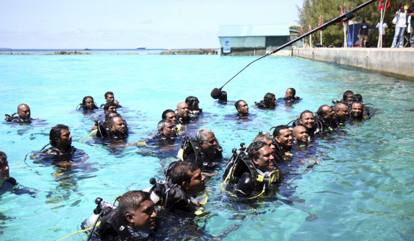 المسئولين المالديفيين خلال اجتماع اسفل المياه