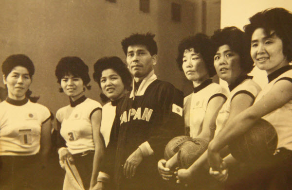 فريق كرة الطائرة الياباني للسيدات الذى سيطر على بطولات العالم و الأولمبياد خلال فترة الستينيات