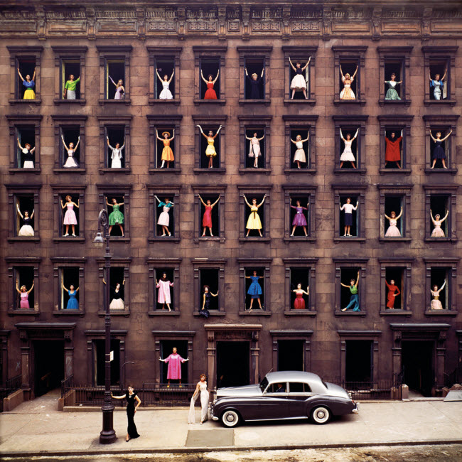 صورة فتيات فى النوافذ المصنفة كواحدة من أشهر لقطات الموضة فى حقبة الستينيات