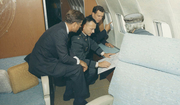 الرئيس كينيدى داخل طائرة الرئاسة الامريكية