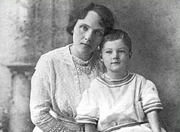 الطفل بوبي دونبار او تشارلز بروس أندرسون مع والدته جوليا