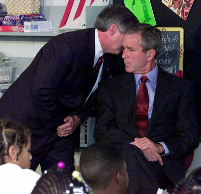 صورة لحظة إخبار الرئيس الأمريكي جورج دبليو بوش بنبأ هجمات 11 سبتمبر