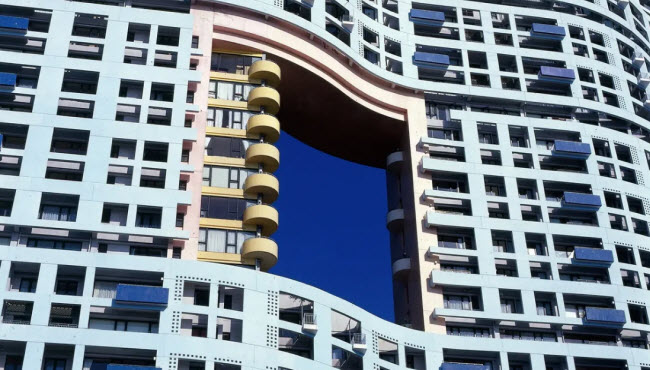 هل تلك الفتحات فى هونج كونج مصممة لعبور التنانين منها بحسب ثقافة الفينج شوي ؟