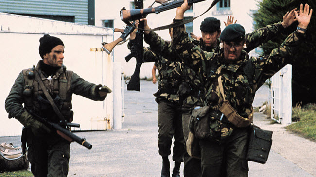 صورة إستسلام عدد من الجنود البريطانيين للقوات الأرجنتينية بعد إجتياحهم لجزر الفوكلاند