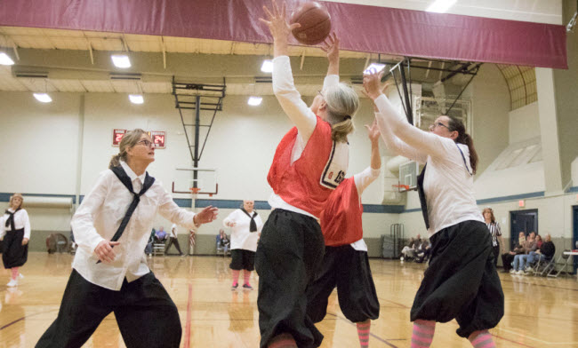 كرة السلة للجدات .. لعبة رياضية و خيرية مخصصة لمن تخطين سن الخمسين