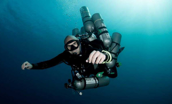 المصرى أحمد جبر الذى تمكن من الغوص لعمق 332.35 مترًا فى البحر الأحمر عام 2014 و دخل موسوعة جينيس للأرقام القياسية