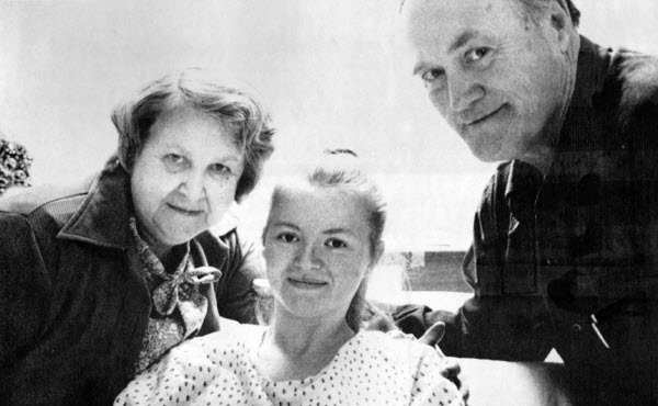 جان هيلارد بعد نجاتها مع والديها