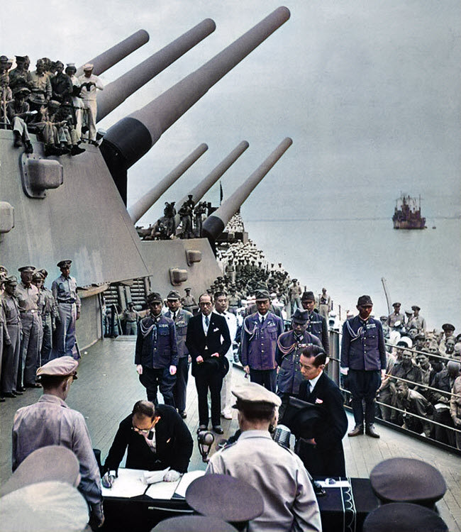 صورة لحظة توقيع إستسلام اليابان و نهاية الحرب العالمية الثانية