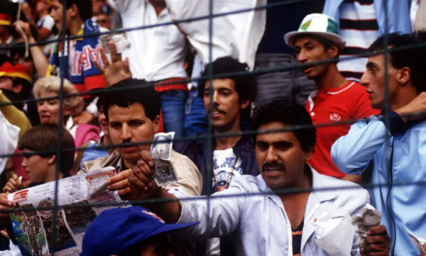 تلويح الجمهور الجزائري بالمال للاعبي المنتخبين خلال مباراة فضيحة خيخون عام 1982