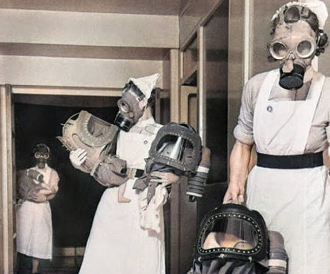 صورة الأطفال الرضع أثناء إرتدائهم أقنعة الغاز لحمايتهم من أى هجمات بالغازات السامة خلال الحرب العالمية الثانية