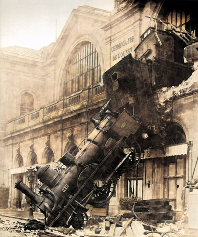 صورة سقوط قطار من محطة مونتبارناس فى باريس بعد فقدان سائقه السيطرة عليه