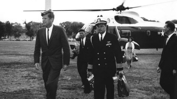 الرئيس الأمريكي جون كينيدي و معه مساعده حامل الحقيبة النووية