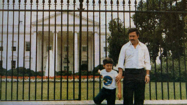 صورة وقوف بابلو إسكوبار مع إبنه أمام البيت الأبيض خلال زيارة له للولايات المتحدة