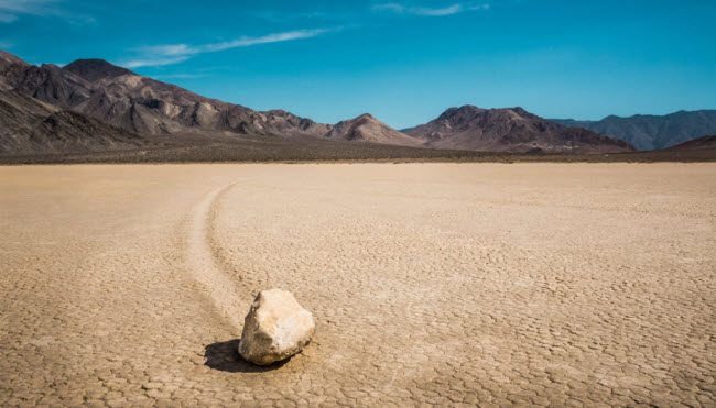 ما سر الصخور العائمة فى رمال وادى الموت فى الولايات المتحدة ؟