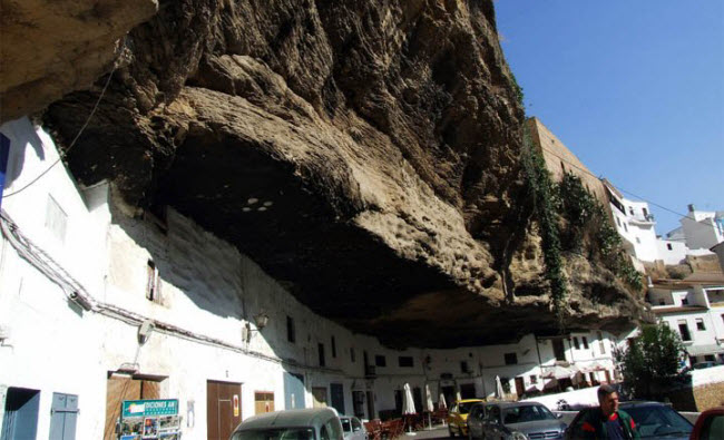 سيتينيل دى لاس بوديجاس بلدة إسبانية خلابة تقع منازلها أسفل صخور الجبال