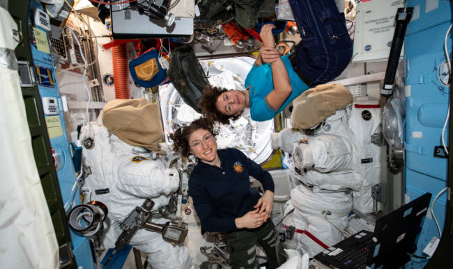 لماذا يصبح رواد الفضاء ذات قامة أطول في الفضاء ؟