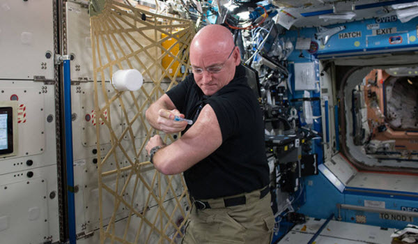 رائد الفضاء سكوت كيلي أثناء وجوده داخل محطة الفضاء الدولية قبل أن يعود الى الأرض و هو ذات قامة أطول