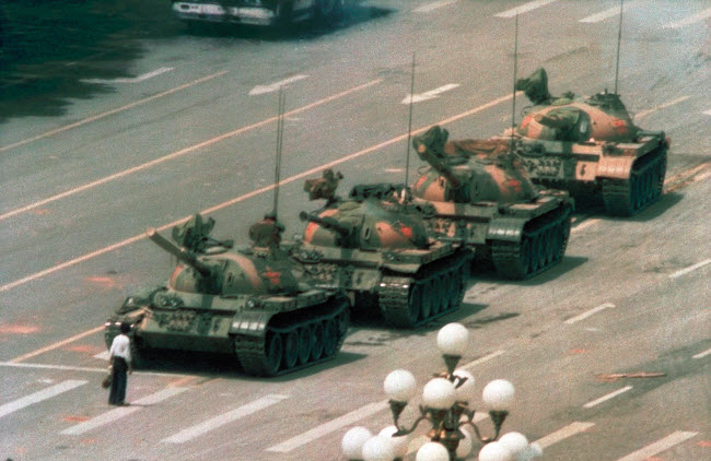 صورة رجل الدبابة التى تم إلتقاطها فى العاصمة الصينية بكين و صنفت كواحدة من أفضل 10 صور عبر كل العصور