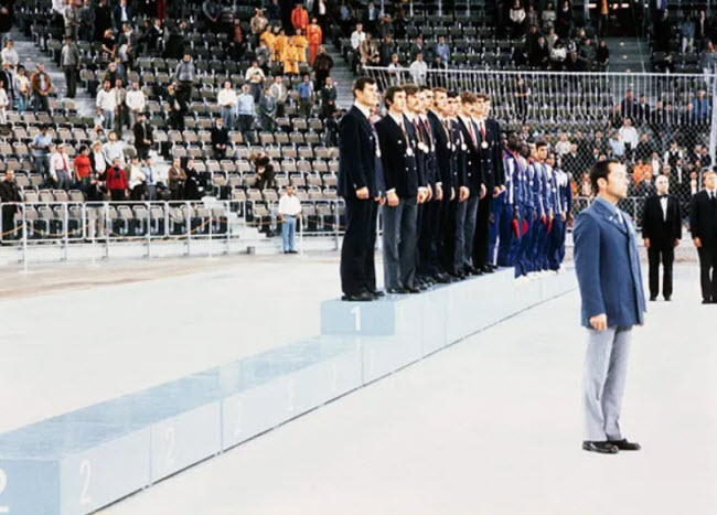 صورة رفض لاعبي المنتخب الأمريكي لكرة السلة التتويج بالميدالية الفضية إحتجاجا على سير المباراة النهائية فى أولمبياد ميونيخ