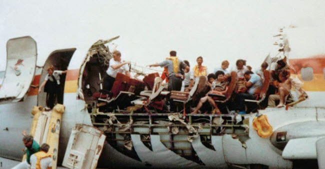 صورة ركاب طائرة ألوها 243 بعد هبوطها إضطراريا لطيران سقفها أثناء تحليقها فى الجو