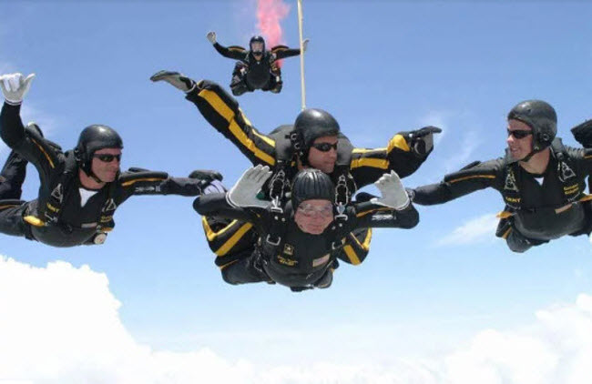 صورة قفز الرئيس الأمريكي الأسبق جورج بوش الأب بالمظلة إحتفالا بعيد ميلاده الثمانين