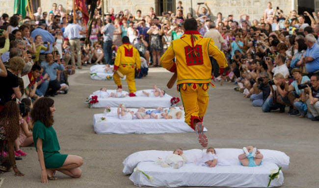 الكولاشو .. مهرجان سنوي عمره أكثر من 400 عام يقوم فيه الرجال بالقفز فوق الأطفال الرضع لحمايتهم من الأرواح الشريرة