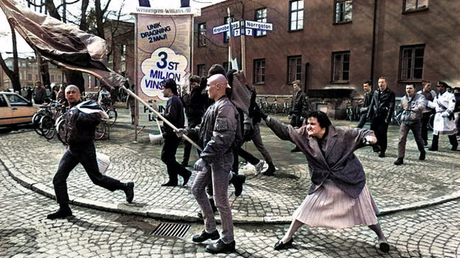 صورة السيدة دانوتا دانيلسون و هى تضرب بحقيبة يدها أحد النازيين الجدد رفضا لأفكارهم