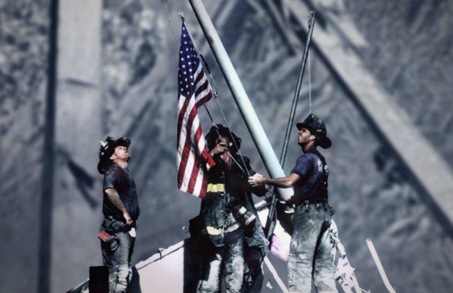 صورة رفع العلم الأمريكي على أنقاض مبني التجارة العالمي فى أعقاب هجمات 11 سبتمبر