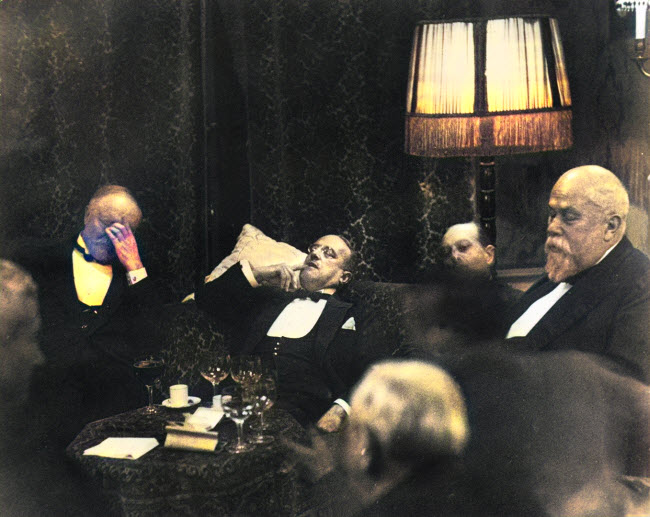 صورة المسئولين الأوربيين أثناء راحتهم خلال إجتماعات لاهاي
