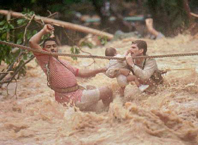 صورة إنقاذ الطفلة كاسندرا من الفيضانات التى إجتاحات بورتوريكو فى أعقاب إعصار هورانتوس