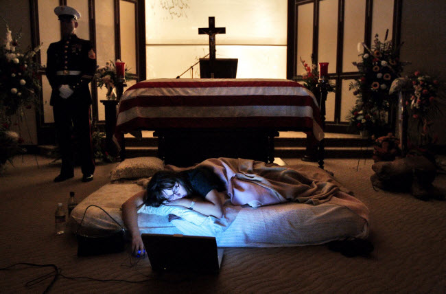 صورة جثمان الملازم الأمريكي جيمس كاثي و أمامه زوجته قبل يوم من مراسم جنازته