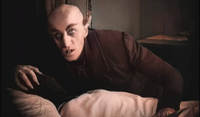 مجموعة تقوم بتدنيس قبر رجل روماني مسن يدعي بيتري توما تحت زعم أنه مصاص دماء