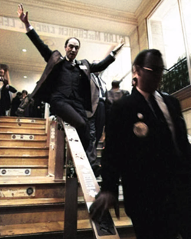 صورة تزحلق رئيس الوزراء الكندي بيير ترودو على أحد السلالم بشكل طريف بعد مشاركته فى أحد المؤتمرات الحزبية