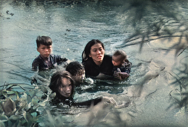 صورة هروب أسرة مذعورة من منزلها بعد تدمير القوات الأمريكية لبلدتهم أثناء حرب فيتنام