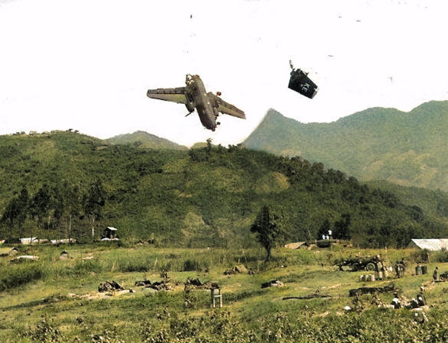 صورة إسقاط طائرة نقل عسكرية أمريكية بالنيران الصديقة خلال حرب فيتنام