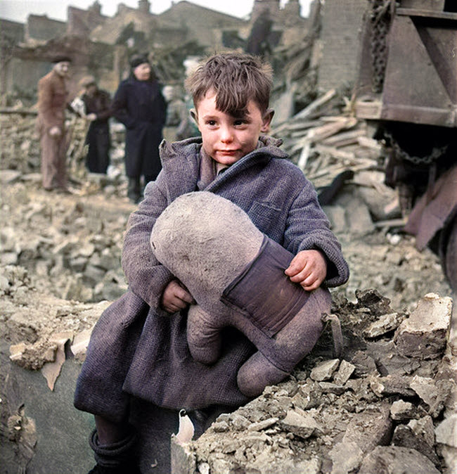 وحيد بين الأنقاض .. صورة طفل بريطاني فقد عائلته بالكامل جالسا أمام حطام منزله بعد غارة ألمانية علي مدينة لندن