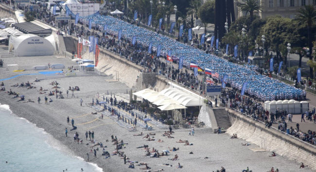 صورة ألاف من الموظفين الصينيين خلال جولة سياحية لهم علي ساحل مدينة نيس الفرنسية