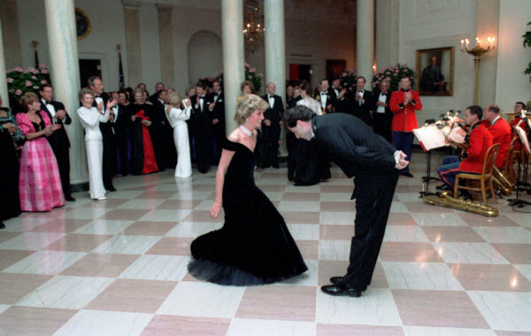تعرف علي كواليس رقصة الأميرة الراحلة ديانا مع الفنان الشهير جون ترافولتا داخل البيت الأبيض