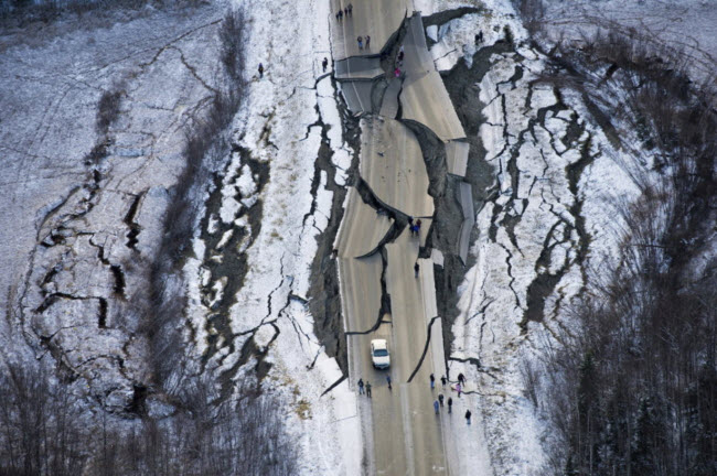 صورة تدمير زلزال أنكوراج لطريق فاين فى ولاية ألاسكا
