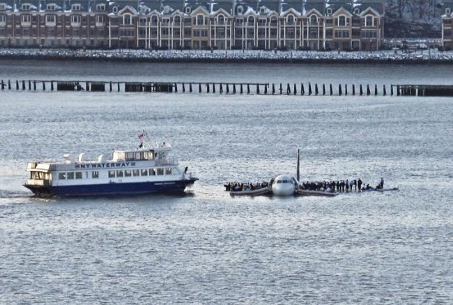 صورة معجزة نهر هدسون التى حدثت بهبوط طائرة محملة بركابها فوق مياهه بعد عطل أصاب محركاتها