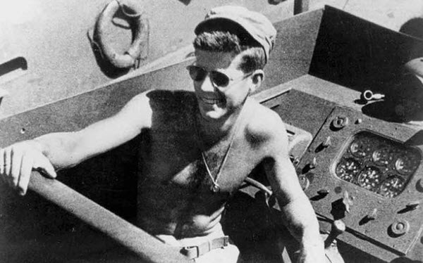 جون كينيدي خلال مشاركته فى الحرب العالمية الثانية
