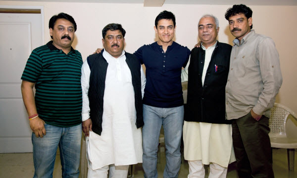أعضاء كوماندوز الحب مع الفنان عامر خان