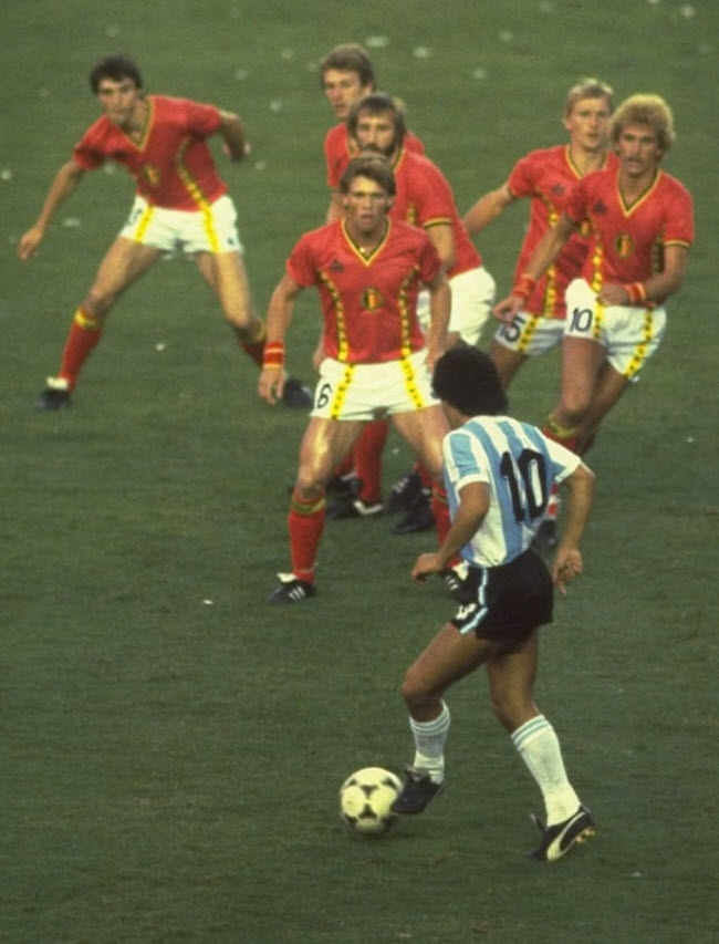 صورة مواجهة اللاعب الأرجنتيني مارادونا بمفرده لستة لاعبين من المنتخب البلجيكي