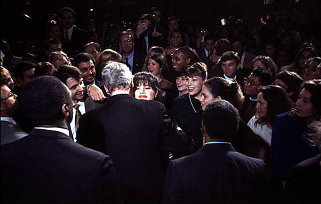 صورة الرئيس الأمريكي بيل كلينتون و هو يحتضن مونيكا لوينسكي قبل سنوات من إفتضاح علاقتهم السرية