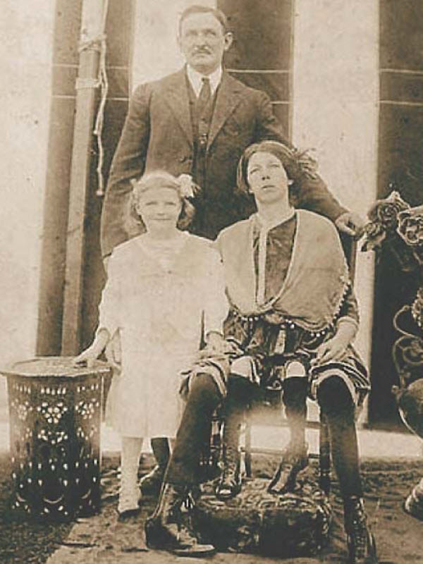 ميرتلل كوربين و زوجها كلينتون بيكنيل و إحدى بناتها