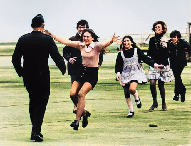 صورة إستقبال الكولونيل روبرت ستيرم من قبل أفراد أسرته بعد عودته من فيتنام الشمالية حيث كان أسيرا لخمس سنوات