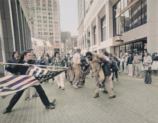 صورة الإعتداء على المواطن الأسود تيد لاندسمارك من قبل المراهق جوزيف ريكس خلال تظاهرات حافلات بوسطن