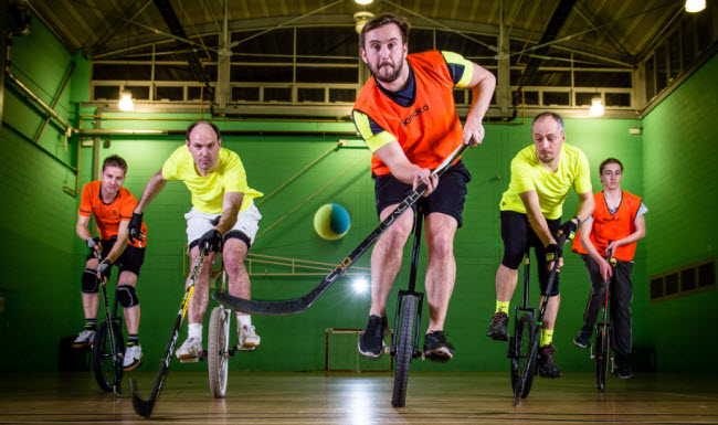 هوكي الدراجة الأحادية لعبة فريدة تتميز بالسرعة و القدرة على المناورة